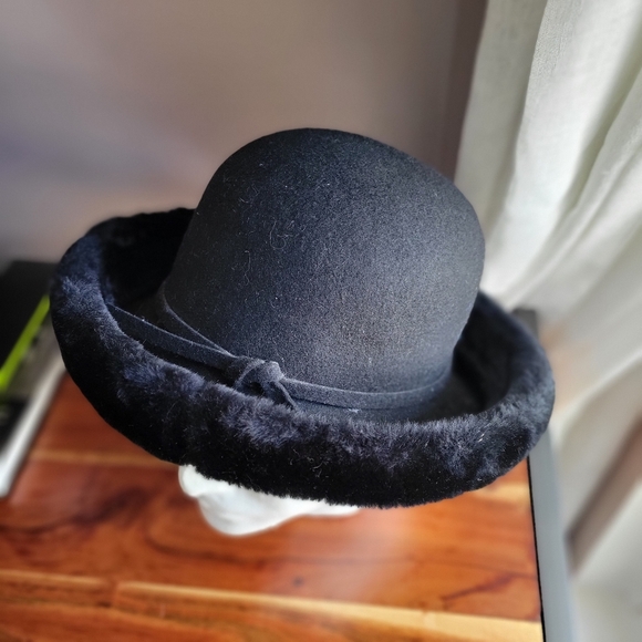 betmar Accessories - Elegant Vintage Betmar Wool Felt Black Hat 100% Wool Hat Fair Fur Made In USA